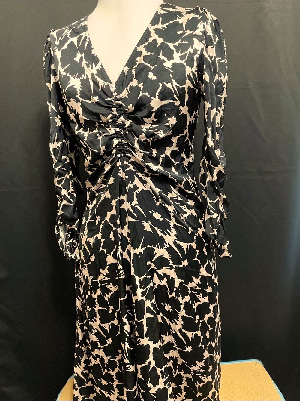 Women’s Sz M NWT GAP abstract print V-neck long sleeve ruched dress in B&W